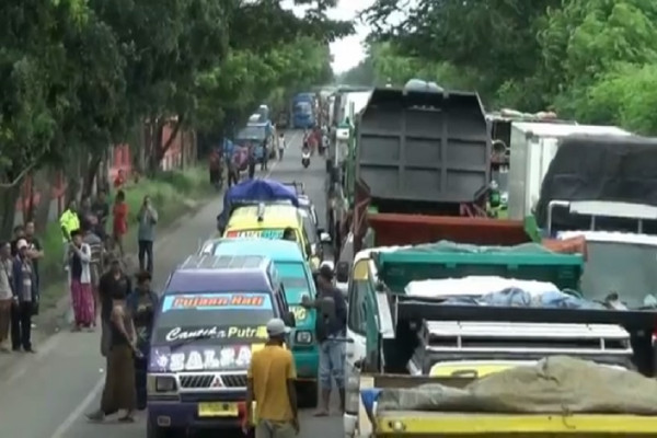 Ribuan Buruh Blokade Jalan, Jalur Pantura Tuban Lumpuh Berjam-jam