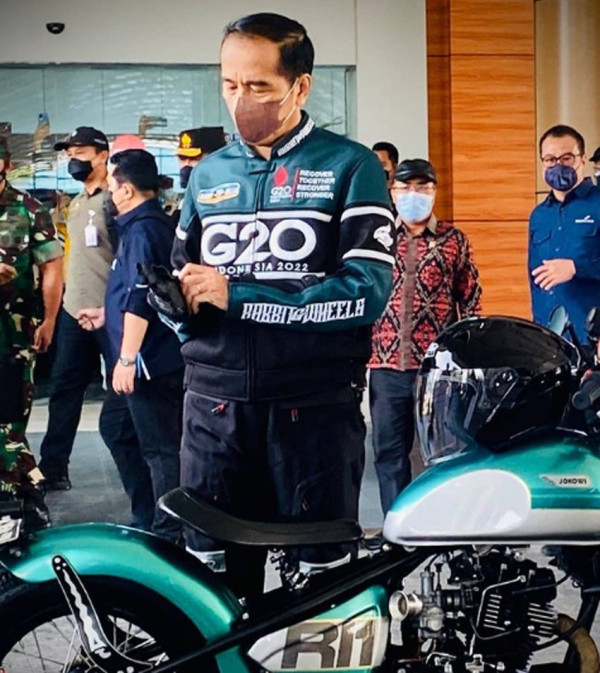 Jokowi Tampil Sporty saat Kunjungi Lombok, Netizen: Jaketnya Beli di Mana Pak?