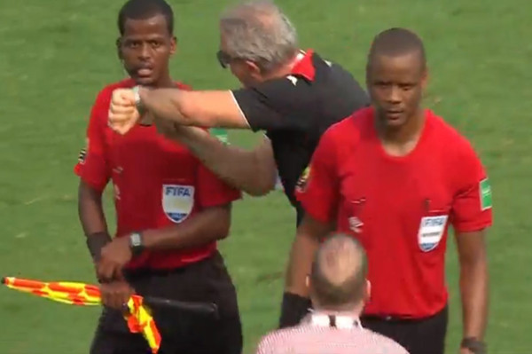 Kejamnya Peluit Panjang Wasit Zambia Hebohkan Piala Afrika 2021