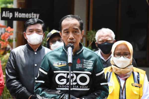 Jokowi dan Menteri Basuki Susuri Jalan Bypass Mandalika dengan Motor