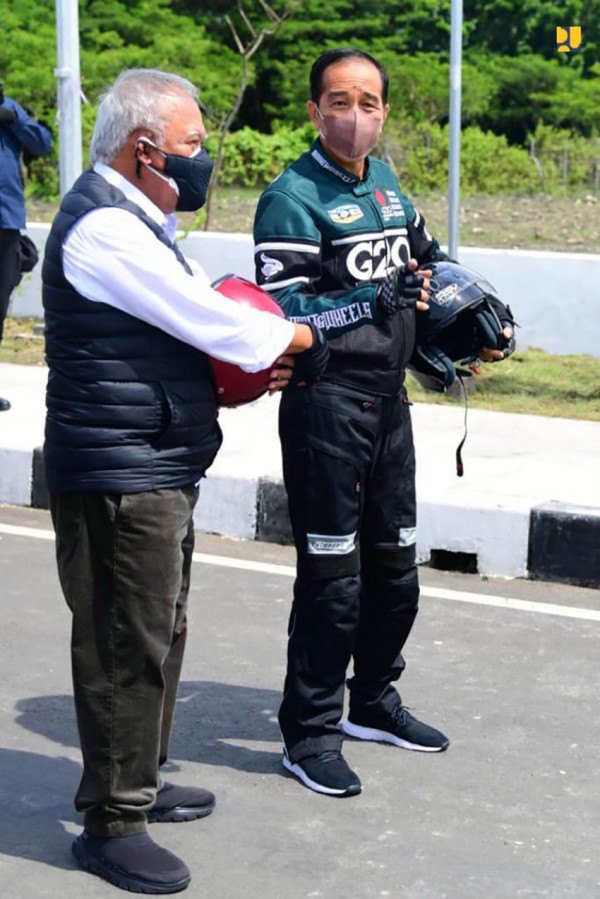 Jokowi dan Menteri Basuki Susuri Jalan Bypass Mandalika dengan Motor