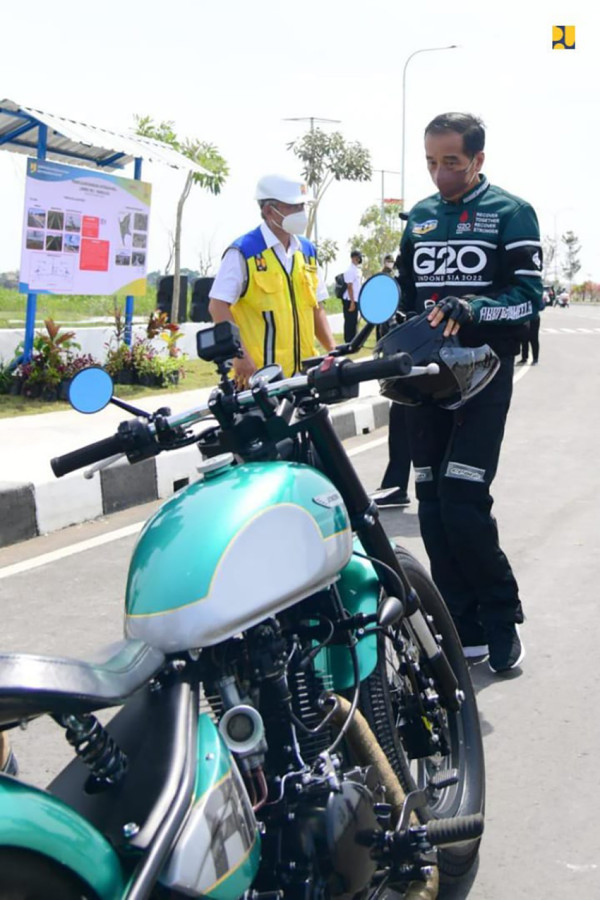 Jokowi dan Menteri Basuki Susuri Jalan Bypass Mandalika dengan Motor
