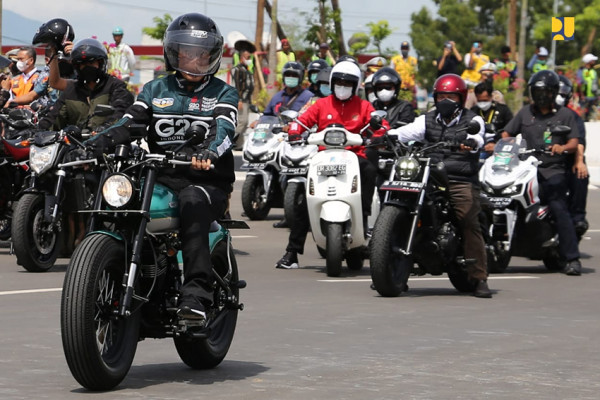 Jokowi dan Menteri Basuki Susuri Jalan Bypass Mandalika dengan Motor