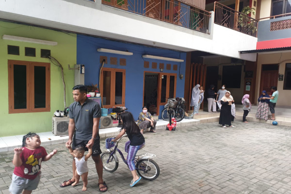 Penampakan Warga Berhamburan Setelah Merasakan Gempa Banten