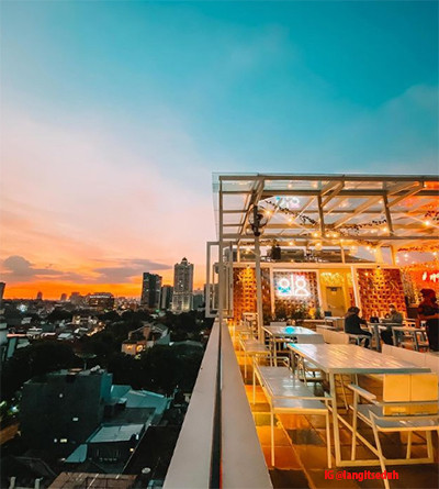 5 Kafe Rooftop di Jakarta Rekomendasi untuk Penikmat Senja
