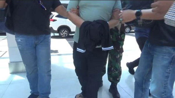 Penampakan Oknum TNI saat Diamuk Emak-emak Usai Ditangkap karena Menipu Rp1 Miliar