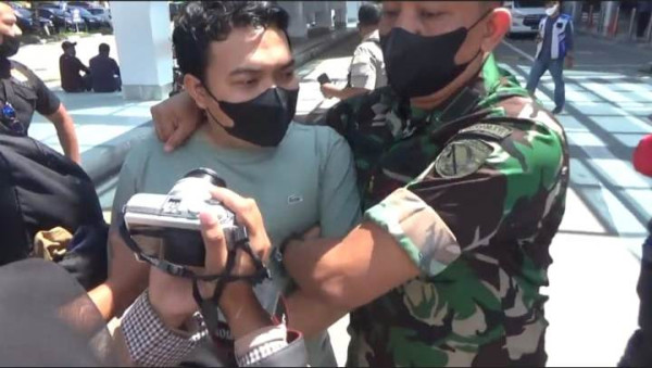 Penampakan Oknum TNI saat Diamuk Emak-emak Usai Ditangkap karena Menipu Rp1 Miliar