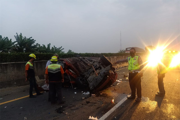 Brak! Tabrakan Beruntun di Tol Tangerang Merak, 3 Mobil Ringsek