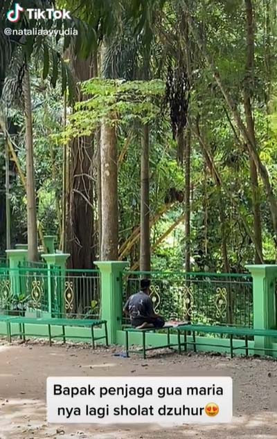 Viral! Penjaga Gua Maria Khusyuk Salat Dzuhur, Gambaran Indahnya Toleransi