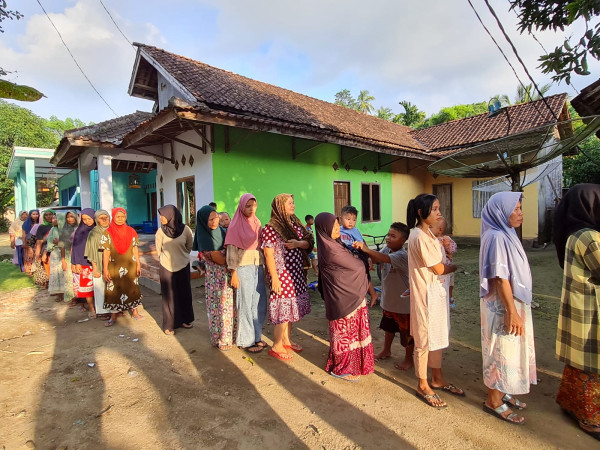 Dapat Bantuan Perindo, Emak-emak Korban Gempa Banten Menangis Terharu