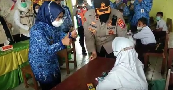 Bupati Tatu Semangati Siswa di Hari Pertama Dimulainya Vaksinasi Anak di Serang