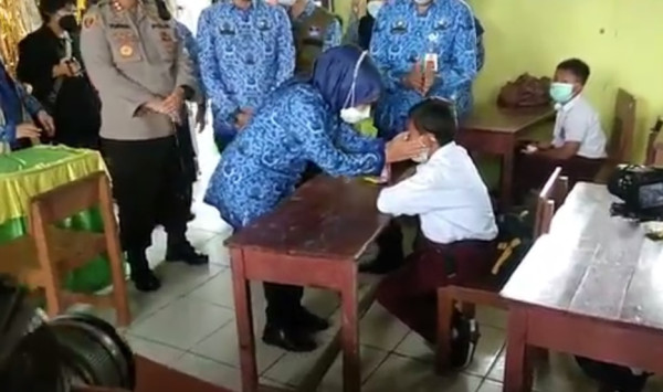 Bupati Tatu Semangati Siswa di Hari Pertama Dimulainya Vaksinasi Anak di Serang