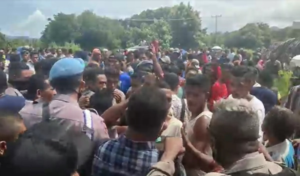 Penampakan Kericuhan Usai Seorang Warga Dipukul Oknum TNI di Waigate Sikka