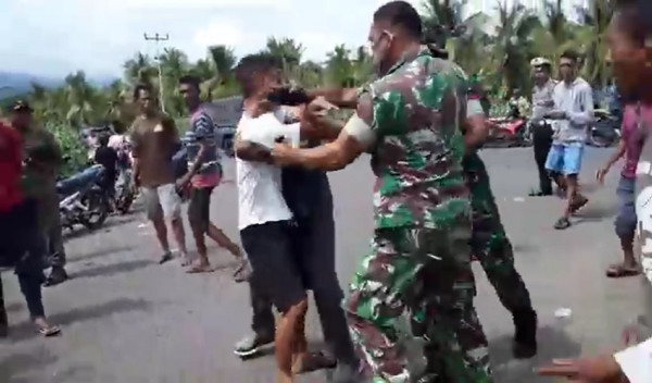Penampakan Kericuhan Usai Seorang Warga Dipukul Oknum TNI di Waigate Sikka