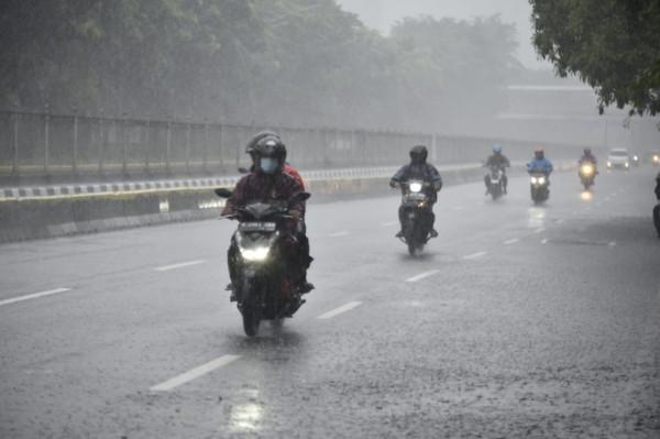 Sandal, Kurangi Tekanan Ban, Hal-hal Fatal Saat Naik Motor Hujan-hujanan