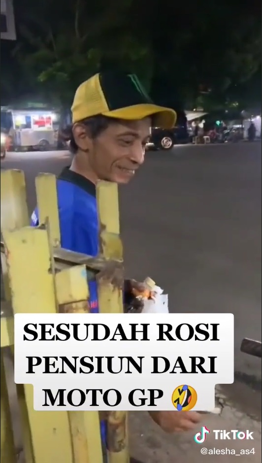 Viral! Pria Mirip Valentino Rossi Lagi Beli Nasi Goreng, Cuma Beda Nasib