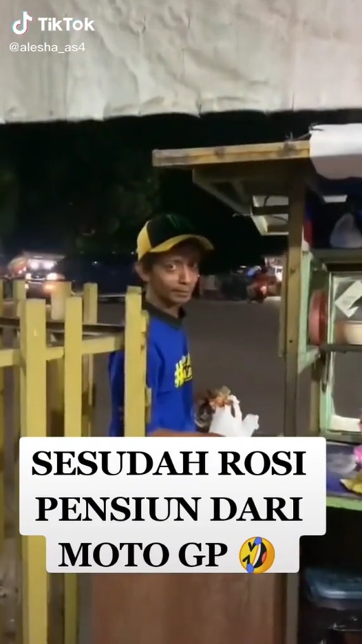Viral! Pria Mirip Valentino Rossi Lagi Beli Nasi Goreng, Cuma Beda Nasib