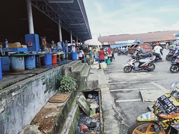 Penampakan Pasar Langgur Maluku Tenggara Dipenuhi Sampah dan Bau Amis