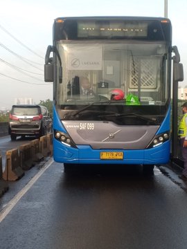 Tabrak Bus Transjakarta, Pengendara Motor Dilarikan ke Rumah Sakit