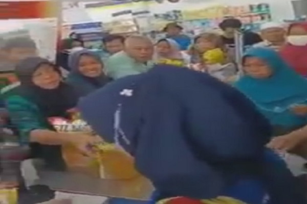 Penampakan Emak-emak Antre Serbu Minyak Goreng Kemasan di Toko Ritel di Makassar