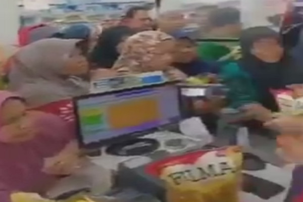 Penampakan Emak-emak Antre Serbu Minyak Goreng Kemasan di Toko Ritel di Makassar