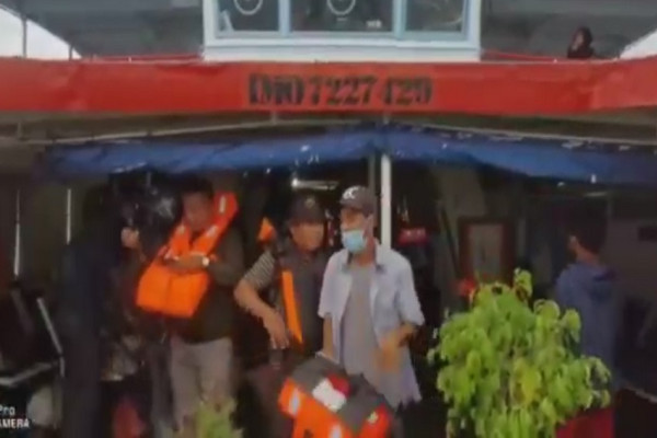 Dramatis! Detik-detik Kapal Feri Dihantam Ombak, Penumpang Berebut Baju Pelampung