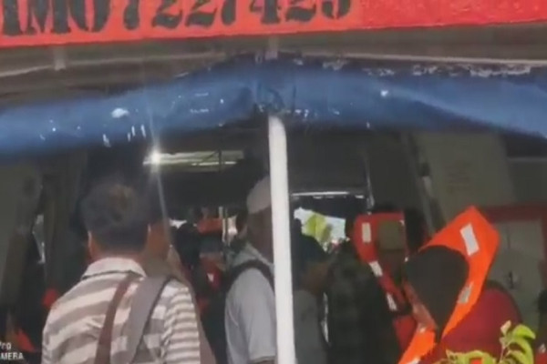 Dramatis! Detik-detik Kapal Feri Dihantam Ombak, Penumpang Berebut Baju Pelampung