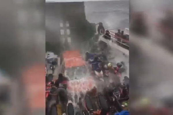 Dramatis! Detik-detik Kapal Feri Dihantam Ombak, Penumpang Berebut Baju Pelampung