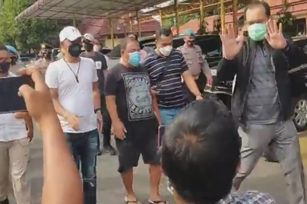 Penampakan Bupati Langkat Pakai Kaos, Celana Pendek dan Sendal Jepit usai OTT KPK