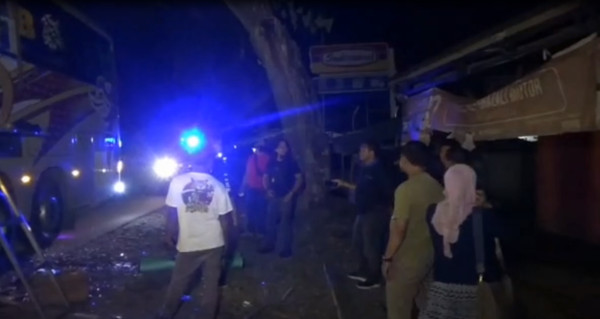 Penampakan Rombongan DPRD Lutim dan Staf Telantar di Jalan Usai Busnya Diserang