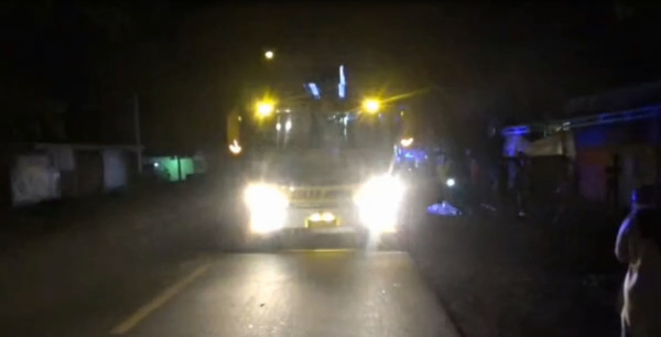 Penampakan Rombongan DPRD Lutim dan Staf Telantar di Jalan Usai Busnya Diserang