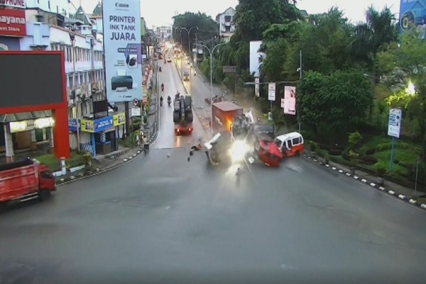 Dramatis! Detik-Detik Tabrakan Beruntun di Simpang Rapak Balikpapan Sebabkan 5 Orang Tewas 4 Luka