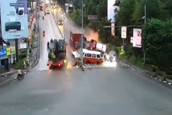 Penampakan Truk Kontainer Seruduk Kendaraan di Traffic Light Balikpapan, 5 Tewas