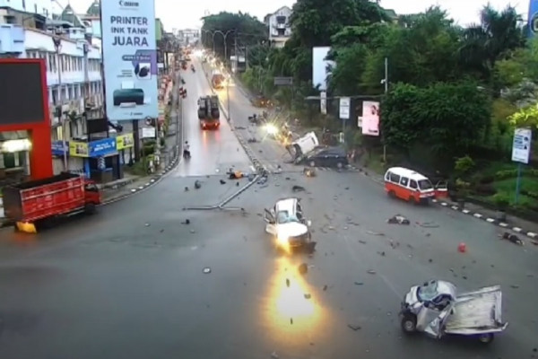 Penampakan Truk Kontainer Seruduk Kendaraan di Traffic Light Balikpapan, 5 Tewas