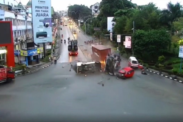 Tragedi Simpang Rapak Balikpapan, Truk Kontainer Maut Tabrak 19 Kendaraan, 5 Tewas Seketika