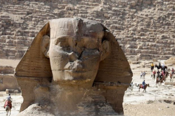 2 Patung Sphinx Besar Mesir Ditemukan di Reruntuhan Kuil Makam Amenhotep III