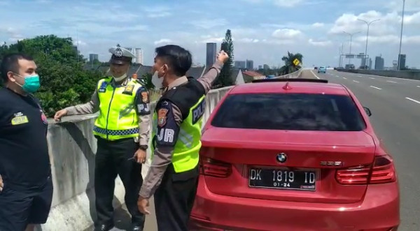 Bikit Macet, Konvoi Mobil Mewah di Tol Andara Ditindak Polisi