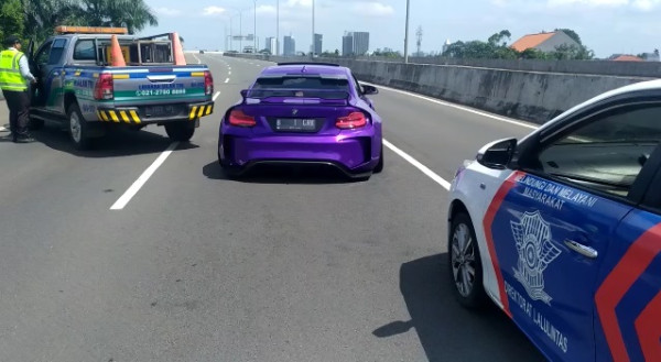 Bikit Macet, Konvoi Mobil Mewah di Tol Andara Ditindak Polisi