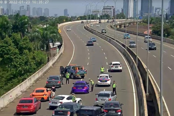 Viral Konvoi Mobil Mewah Buat Kemacetan, Netizen: Kalau Lelaguan Bikin Tol Sendiri Bos