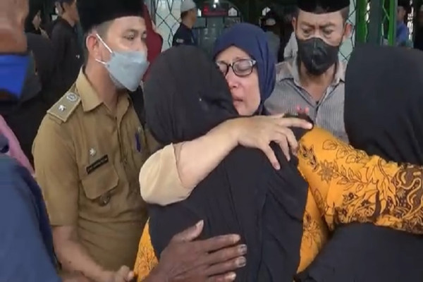 Tangis Histeris Pecah saat 5 Jenazah Korban Tewas di Kapal Tongkang Kopra Ditandu