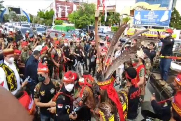 Edy Mulyadi Hina Kalimantan, Masyarakat Adat Dayak Gelar Ritual Potong Babi dan Ayam