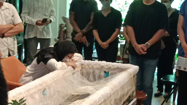 Maura Magnalia Meninggal, Nurul Arifin Terus Pandangi Jenazah Putrinya