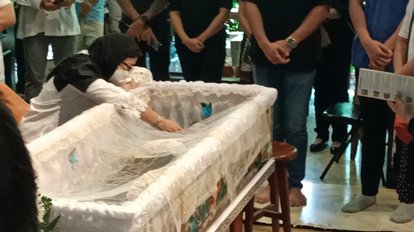 Maura Magnalia Meninggal, Nurul Arifin Terus Pandangi Jenazah Putrinya