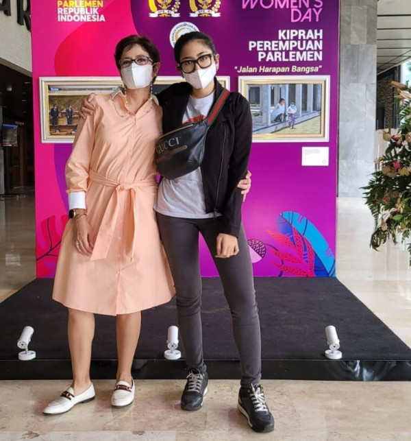 Potret Kebersamaan Nurul Arifin dengan Maura Magnalia, Kompak Banget