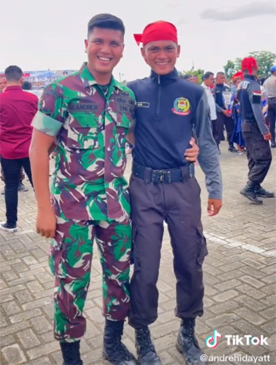 Viral! Kisah Haru Anak Pengayuh Becak Sukses Jadi Tentara dan Polisi