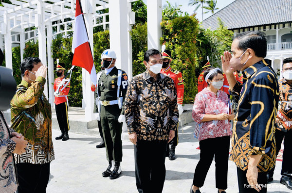 Potret Kehangatan Jokowi-Prabowo saat Sambut PM Singapura di Riau