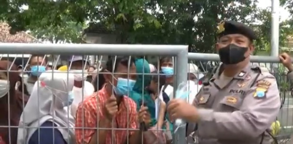 Minyak Goreng Dijual Rp14 Ribu di Nganjuk, Ini Penampakan Emak-emak Berdesakan dan Saling Dorong