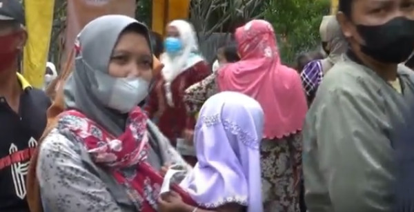 Minyak Goreng Dijual Rp14 Ribu di Nganjuk, Ini Penampakan Emak-emak Berdesakan dan Saling Dorong
