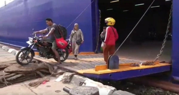 Penampakan Penumpang Panik Berhamburan Keluar Kapal saat KM Pantokrator Terbakar