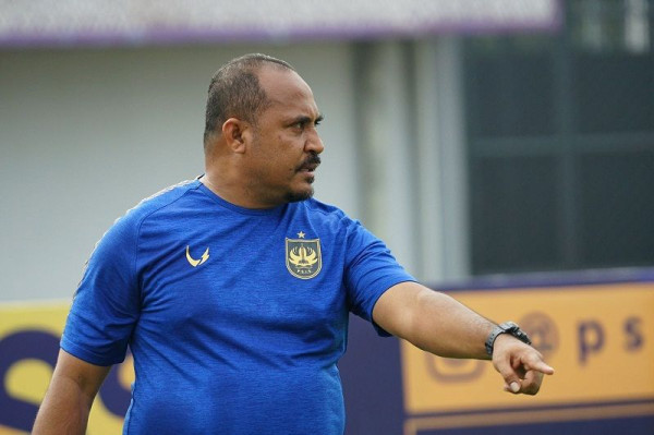 Ini Daftar 13 Pelatih yang Dipecat Korban Keganasan Liga 1 2021/2022
